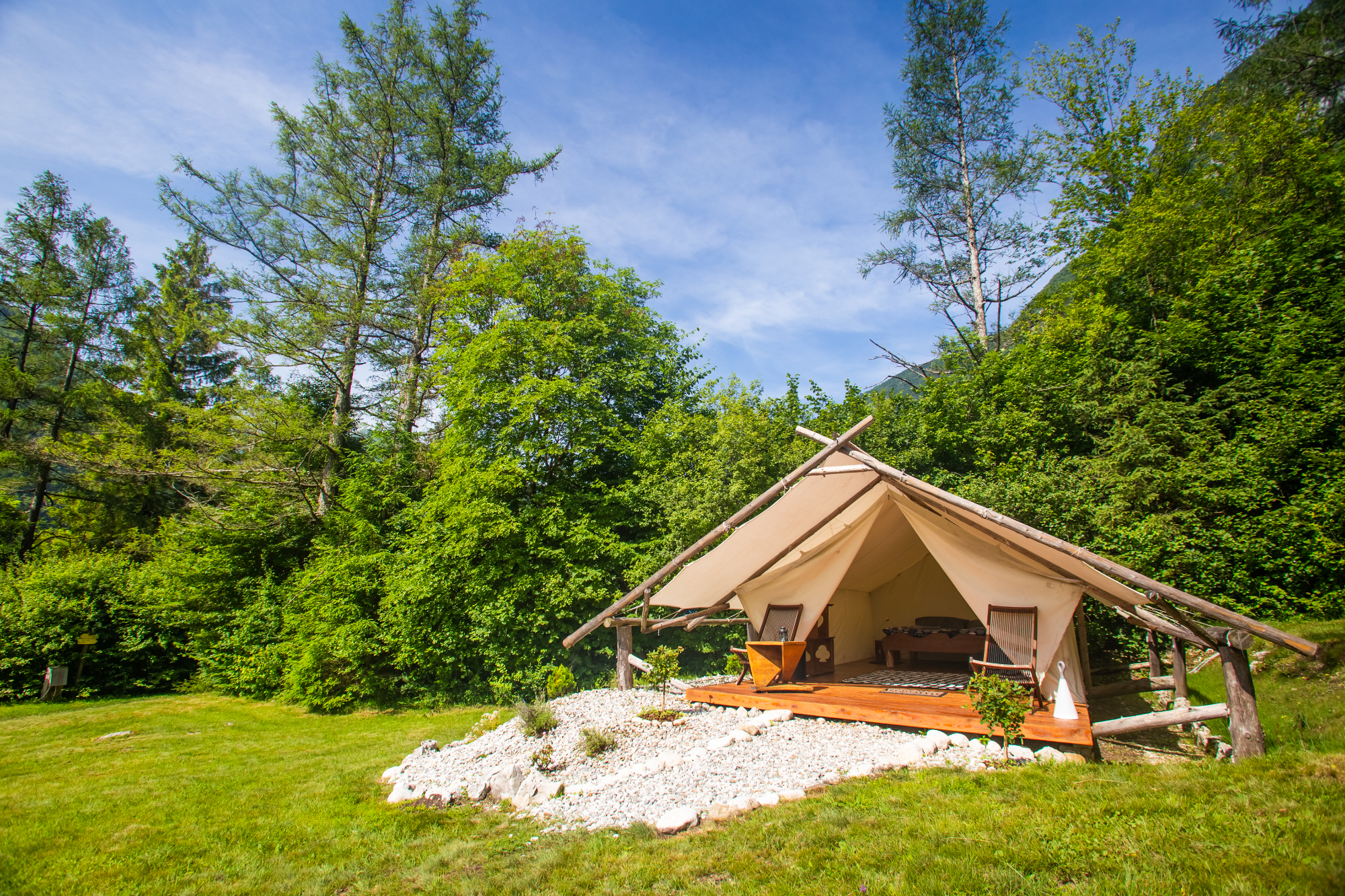 Ravno zaradi pestrosti same pokrajine je glamping slovenija ena izmed najbolj priljubljenih destinacij