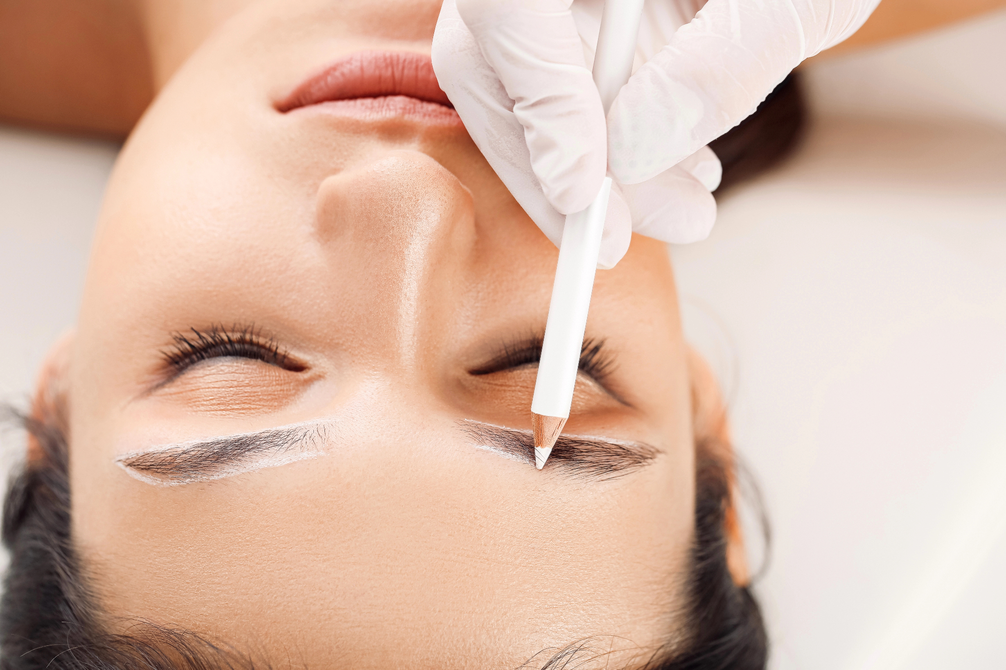 Barva za obrvi lahko naredi veliko spremembo